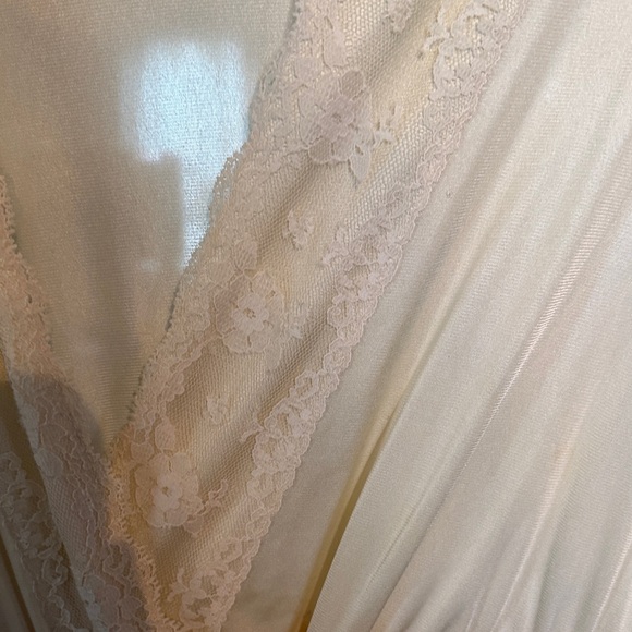 Vintage Cream Lace-Trimmed Robe‎ - Picture 3 of 4
